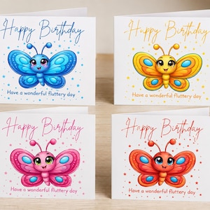 Könnte beinhalten: Vier quadratische weiße Grußkarten mit einem Cartoon-Schmetterling und dem Text Happy Birthday sowie Have a wonderful fluttery day. Die Schmetterlinge sind blau, gelb, rosa und rot und jeweils von kleinen passenden Sternen umgeben.