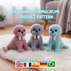 Puede incluir: Tres amigurumis de morsa tejidos a crochet en rosa, gris y azul, con colmillos blancos y ojos negros, están sobre una alfombra blanca y esponjosa. El texto "CUTE WALRUS AMIGURUMI CROCHET PATTERN" está en la parte superior. La imagen también incluye el texto "@Narutes" y "Multilingual Tutorial".