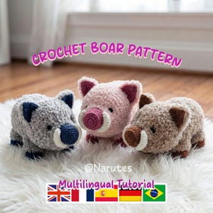 Op de afbeelding: Drie gehaakte zwijnfiguren in grijs, roze en bruin, elk met een uniek kleurenschema. De tekst "CROCHET BOAR PATTERN" wordt boven de figuren weergegeven. De figuren staan op een wit, pluizig oppervlak.
