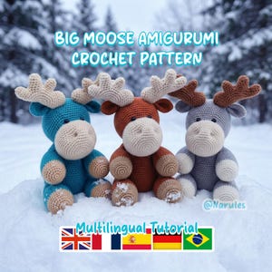 Pode incluir: Três amigurumis de alce de crochê em azul, marrom e cinza, com rostos e chifres creme, sentados na neve. A imagem inclui o texto "BIG MOOSE AMIGURUMI CROCHET PATTERN" e "Multilingual Tutorial".
