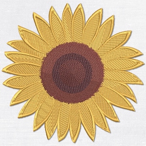 Puede incluir: Girasol bordado con centro marrón oscuro y pétalos amarillos. Los pétalos tienen costuras detalladas, creando una apariencia texturizada. El girasol es un diseño floral popular.