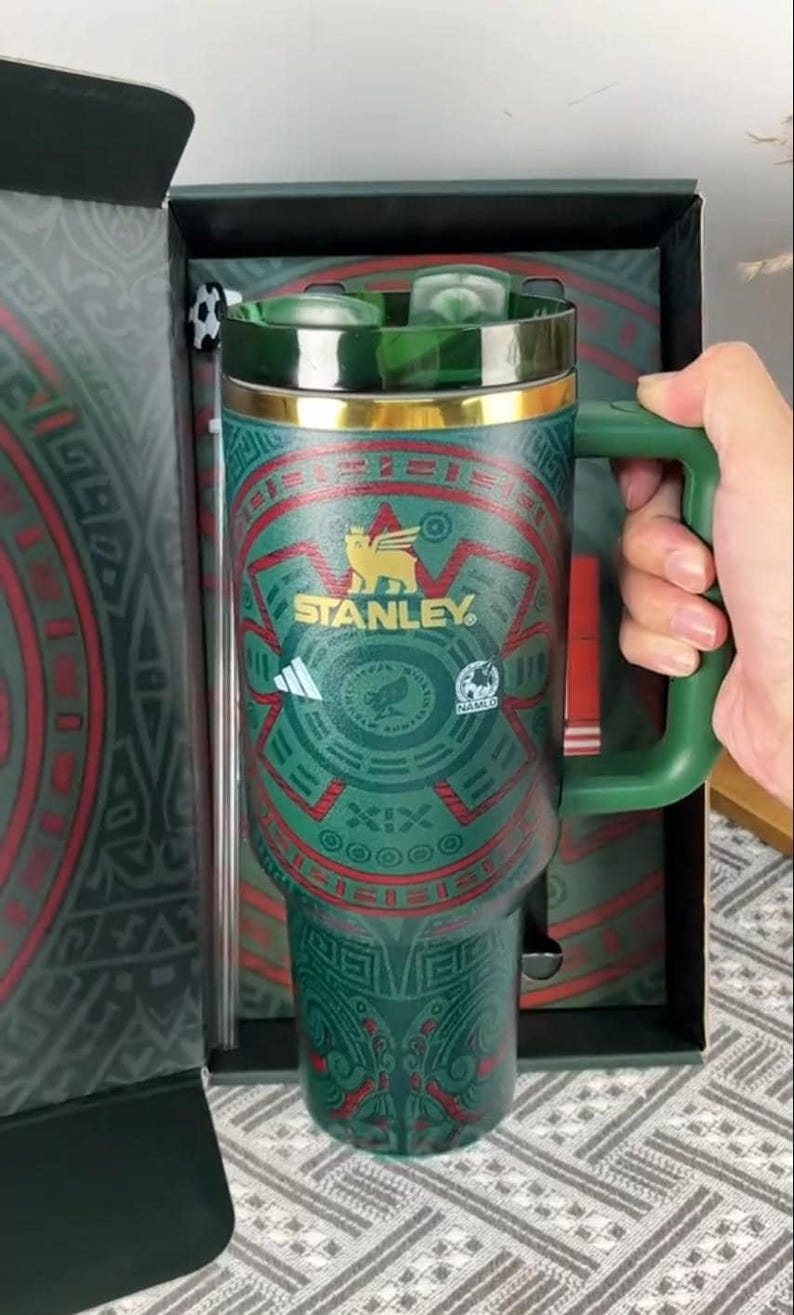 Vaso térmico de 1,1 litros (40 oz) para la Copa Mundial de Fútbol 2026, diseño de Stanley, taza de viaje aislante, regalo ideal para San Valentín, Día de la Madre o Navidad, acero inoxidable. imagen 1