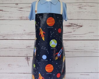 Raketen und Weltall - Kinderschürze aus glänzendem Wachstuch