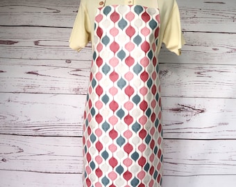 Wipe Clean Matt Oilcloth Apron - Small Leaf Columns