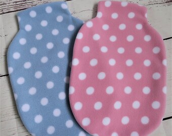 Wärmflaschenbezug aus gepunktetem Fleece in Hellblau oder Pink