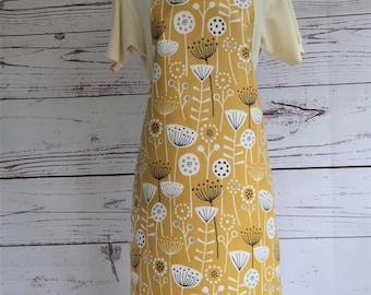 Ockerfarbene Printschürze aus Wachstuch, Blumenschürze