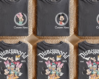 Koszulka Comfort Colors z imieniem w kratkę Myszki Miki i Przyjaciele, spersonalizowana koszulka z motywem podróży Disney World 2026, pasująca do siebie w stylu retro, prezent dla rodziny na wakacje