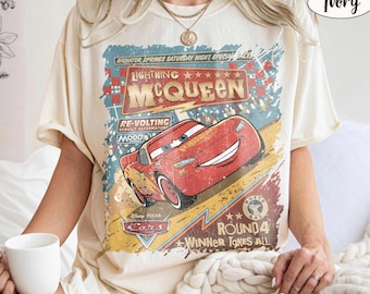 Koszulka Comfort Colors Vintage Lightning McQueen, Koszulka z grafiką Pixar Cars z lat 90., Rodzinne wakacje w Disney World 2026, Prezent Rusteze Piston Cup