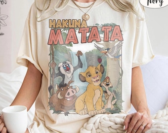 Koszulka Comfort Colors z Królem Lwem Hakuna Matata, koszulka retro Simba Timon, strój rodzinny w stylu retro Disneyland Animal Kingdom na prezent na wycieczkę 2026