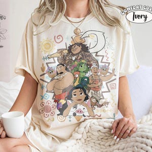 Camiseta vintage de los 90 de Disney Moana Princess Comfort Colors, camiseta retro de Ariel, Rapunzel y Tiana, regalo ideal para el viaje familiar a Disneyland 2026. Ivory/Natural/Sand