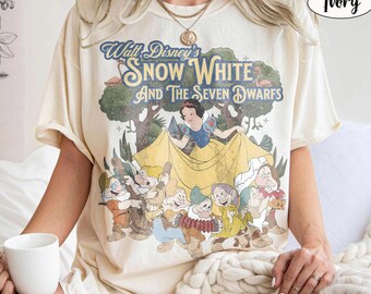 Koszula vintage Disney Princess Królewna Śnieżka Comfort Colors, koszulka retro z lat 90. z Siedmioma Krasnoludkami, pasująca rodzinna stylizacja na wakacje w Disneylandzie