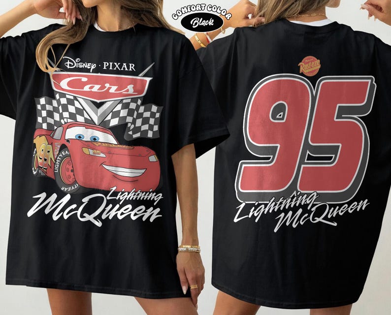 Może przedstawiać: Czarna koszulka z Lightning McQueen z filmu Auta Disneya Pixara. Prz&oacute;d przedstawia samoch&oacute;d z napisem "Lightning McQueen" i logo Cars. Tył pokazuje duży napis "95" i "Lightning McQueen" w kolorze białym.