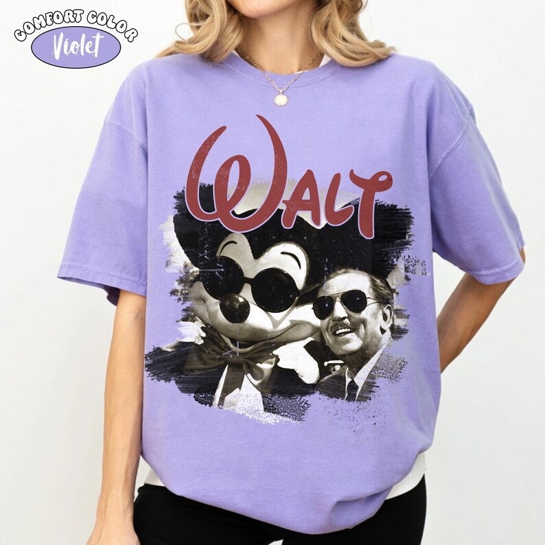 Puede incluir: Camiseta violeta Comfort Colors con un gr&aacute;fico de Mickey Mouse con gafas de sol y Walt Disney. La palabra "Walt" est&aacute; en escritura roja encima de la imagen. Un logotipo de Comfort Colors est&aacute; en la esquina superior izquierda.