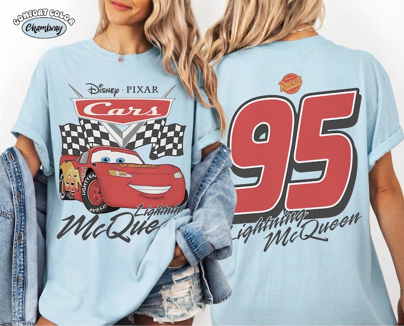 Może przedstawiać: Jasnoniebieska koszulka z Lightning McQueen z filmu Auta Disneya Pixara. Prz&oacute;d przedstawia postać z napisem "Cars" i "Lightning McQueen". Tył pokazuje duży napis "95" i tekst "Lightning McQueen".