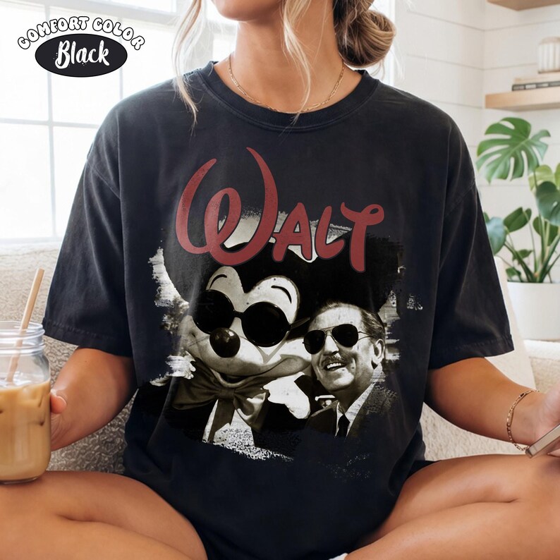Puede incluir: Camiseta negra Comfort Colors con un gr&aacute;fico de Mickey Mouse con gafas de sol y Walt Disney. La palabra "Walt" est&aacute; en escritura roja encima de la imagen. La camiseta es de estilo vintage.