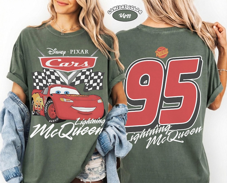 Może przedstawiać: Zielona koszulka z Lightning McQueen z filmu Auta Disneya Pixara. Prz&oacute;d przedstawia logo Auta, szachownicę i Lightning McQueen. Tył ma duży numer 95 i napis "Lightning McQueen".