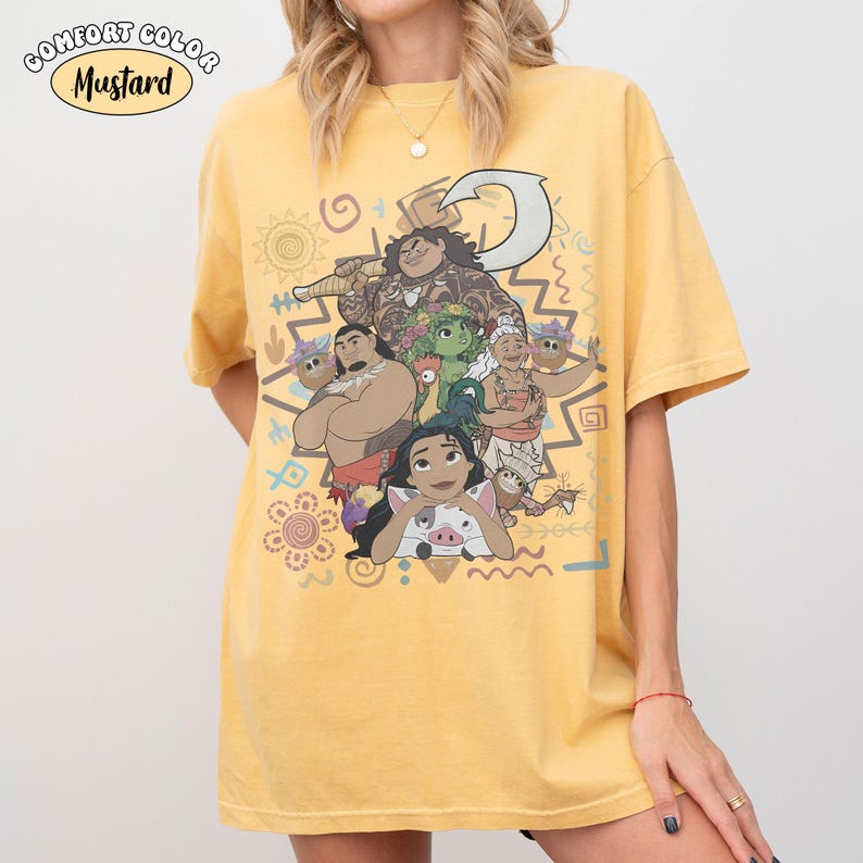 Puede incluir: Una camiseta de manga corta color amarillo mostaza con un estampado gr&aacute;fico de varios personajes animados, incluyendo un hombre grande con tatuajes, una mujer y un cerdo. El dise&ntilde;o incluye un gancho grande, un sol y patrones geom&eacute;tricos. Texto Comfort Color Mustard.