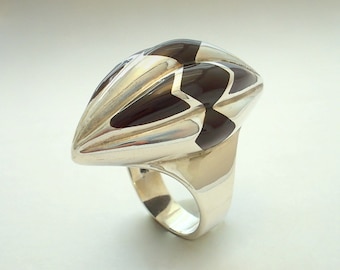 The Capsule Ring. Silver Art.