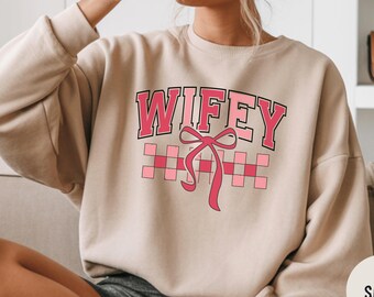 Wifey Sweatshirt mit rosa Schleife | Kokette Ästhetische Braut Pullover | Varsity Pullover | Brautparty Geschenk für Frau