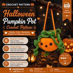 Op de afbeelding: Een digitaal PDF-haakpatroon voor een Halloween pompoenpot. Het patroon toont een gehaakte oranje pompoen met zwarte ogen en een kleine zwarte mond, versierd met groene krullende ranken en een lang oranje ophangkoord. Afgewerkte maat is 25 cm.