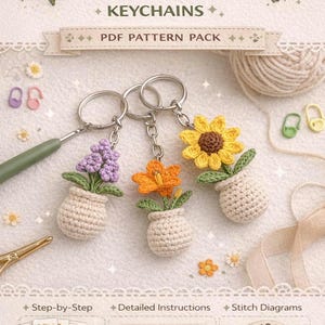 Può includere: Tre portachiavi a forma di mini vaso di fiori all'uncinetto con fiori di diversi colori: viola, arancione e giallo. I portachiavi sono attaccati ad anelli d'argento. L'immagine include anche il testo "MINI CROCHET FLOWER POT KEYCHAINS PDF PATTERN PACK".