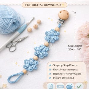 Può includere: Un modello all'uncinetto per un porta ciuccio a forma di fiore. La clip è azzurra con perline di legno e decorazioni floreali. La lunghezza della clip è di 20 cm. L'immagine include un uncinetto, filo e forbici.