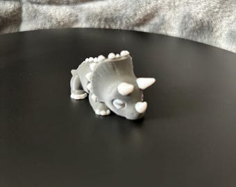 Mini Dinossauro Triceratops Flexível | Animais Articulados Impressos em 3D