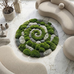 Könnte beinhalten: Ein runder Teppich mit einem Spiralmuster aus grünem Moos und grauen Steinen. Der Teppich ist von beigen Möbeln umgeben und liegt auf einem weißen Marmorboden. Das Design erinnert an eine natürliche Landschaft.