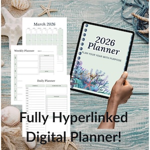 Könnte beinhalten: Ein digitaler Planer mit hellgrünem Cover mit dem Text "2026 Planner" und dem Satz "Plan Your Year With Purpose". Das Bild zeigt auch einen Kalender, Wochen- und Tagesplanerseiten. Der Text "Fully Hyperlinked Digital Planner!" ist ebenfalls sichtbar.