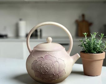 Kwiatowy ceramiczny czajniczek, Elegancka kolekcja czajniczków, Czajniczek w stylu vintage, Minimalistyczny wystrój kuchni, Prezent dla miłośnika herbaty, Dekoracyjny czajnik do herbaty