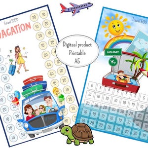 Op de afbeelding: Digitale printbare A5 vakantie spaartracker met illustraties van een gezin in een auto, een vrouw met een koffer en een koffer met reisartikelen. Inclusief een schildpad, vliegtuig en de tekst "Vakantie" en "Vakantie".