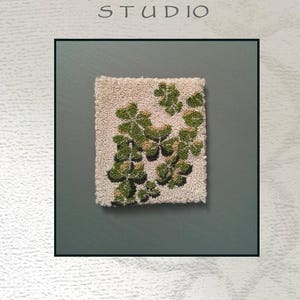 Puede incluir: Un patrón de diseño de punto de aguja o de aguja para un trébol, con un fondo blanco y tréboles verdes. El diseño se titula "Shamrock" y es de Briar Cottage Studio.