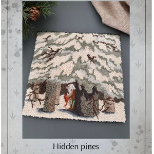 Pode incluir: Padrão de agulha de punção para uma cena de inverno com um grupo de pessoas em pé sob um pinheiro coberto de neve. O padrão chama-se "Hidden Pines" e foi desenhado por Kate Gillery. O padrão tem 17,8 cm de altura por 17,8 cm de largura.