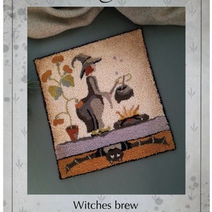 Pode incluir: Padrão de agulha de punção para uma bruxa fazendo uma poção com um gato preto. O padrão chama-se "Witches Brew" e foi desenhado por Kate Gillery. O padrão tem 17,1 cm de altura por 14,6 cm de largura.