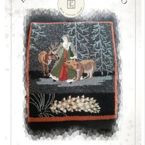 Pode incluir: Padrão de agulha de punção para um tapete que representa um Papai Noel caminhando por uma floresta nevada com uma rena e um lobo. O padrão é intitulado "Late Night Walk Companion" e foi projetado por Kate Gillery.