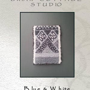 Puede incluir: Un patrón de diseño de aguja de punzón o de bordado para una alfombra pequeña o un tapiz de pared. El diseño presenta un patrón geométrico en azul y blanco. El patrón se titula "Azul y Blanco" y es de Briar Cottage Studio.