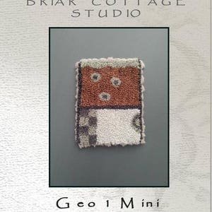 Puede incluir: Un patrón de punto de aguja o de bordado para una pequeña alfombra geométrica llamada "Geo 1 Mini" de Briar Cottage Studio.