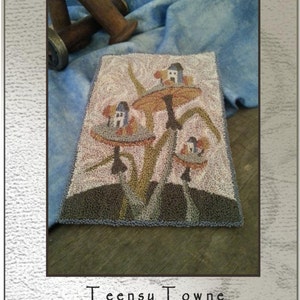 Peut inclure: Un modèle de point d'aiguille ou de broderie pour un motif de maison champignon appelé "Teensy Towne". Le motif mesure 8 pouces par 5 1/2 pouces et comprend un code couleur pour les fils Valdani et DMC.