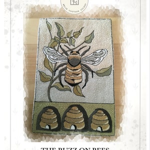 Peut inclure: Patron de point d'aiguille pour un motif d'abeille et de nid d'abeilles. Le motif est intitulé "The Buzz on Bees" et est conçu par Kate Gillery.