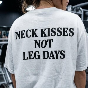 Camiseta con humor sobre levantamiento de pesas, camiseta "Besos en el cuello, no días de piernas" / camiseta con texto gráfico, camiseta de entrenamiento extragrande con eslogan, regalo, camiseta para el gimnasio