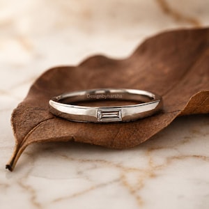 Alianza de boda solitaria de oro blanco de 10k / Anillo con diamante baguette engastado al ras / Anillo de compromiso personalizado para ella / Anillo de promesa
