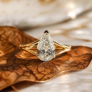 Anillo de compromiso de moissanita talla pera / Alianza de boda de oro con brazo dividido / Regalos de aniversario solitario / Joyería hecha a mano / Regalo para mamá
