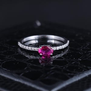 Bague diamant taille ovale / bague de fiançailles rubis minimaliste / bague superposable en or blanc 1,50 carat / bague délicate avec pierres précieuses pour elle