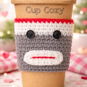 Wzór szydełkowy na przytulny kubek Sock Monkey | Rękawek na kawę dla początkujących (wzór PDF)