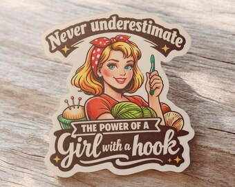 Puede incluir: Una pegatina con una ilustración retro de una mujer con cabello rubio y una diadema roja de lunares, sosteniendo un ganchillo. El texto dice: "Nunca subestimes el poder de una chica con un ganchillo".