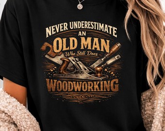 Imagen PNG de un anciano carpintero trabajando: Diseño humorístico de bricolaje para jubilados (descarga digital)