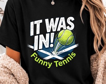 Frase divertida sobre tenis (PNG): "¡Entró!" Ilustración de humor deportivo (descarga digital)