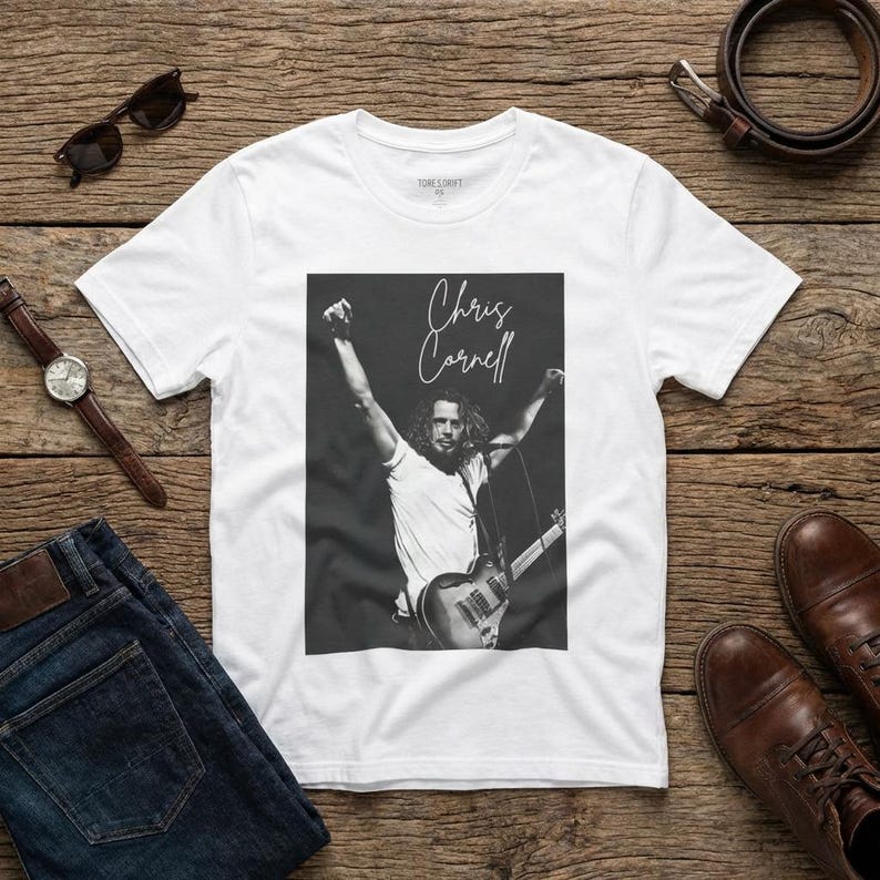Camiseta de rock tributo a Chris Cornell / Camiseta vintage de música grunge / Camiseta gráfica inspirada en el Seattle Sound imagen 2