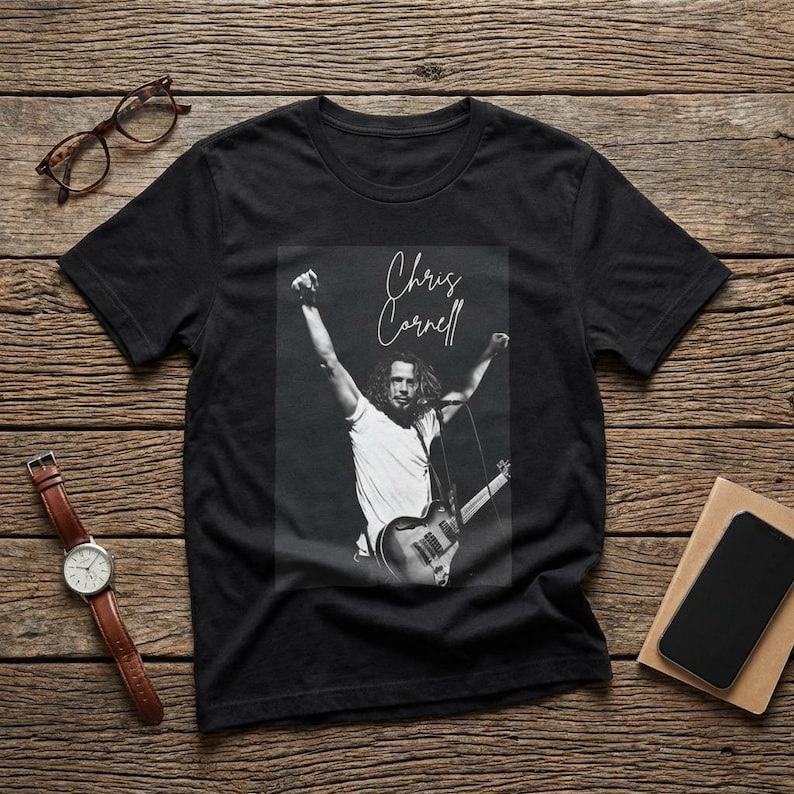 Camiseta de rock tributo a Chris Cornell / Camiseta vintage de música grunge / Camiseta gráfica inspirada en el Seattle Sound imagen 1
