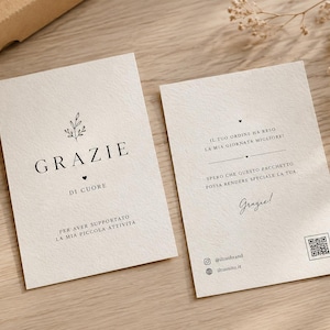 Può includere: Due biglietti di ringraziamento rettangolari color avorio con testo nero e una piccola illustrazione botanica. Il biglietto a sinistra riporta GRAZIE DI CUORE PER AVER SUPPORTATO LA MIA PICCOLA ATTIVITÀ. Quello a destra include un codice QR.